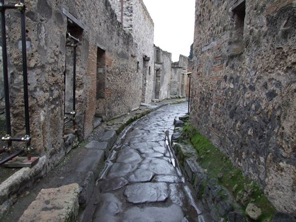 VII.1 Pompeii. December 2006. Vicolo del Lupanare, looking south. VII.11.11 on right.