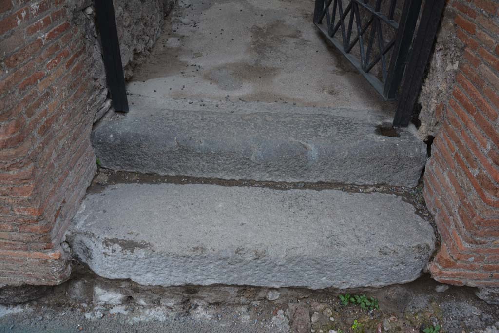 VII.15.1 Pompeii. November 2017. Steps to entrance doorway, looking north from roadway.
Foto Annette Haug, ERC Grant 681269 DÉCOR.

