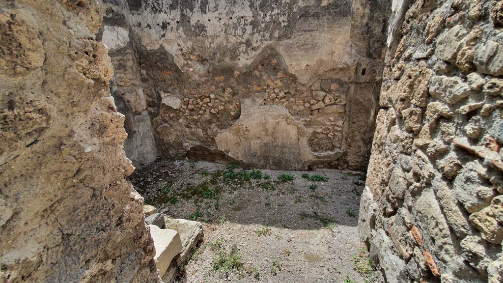 VII.15.5 Pompeii. August 2021. Looking west towards kitchen, linked with VII.15.4.
Foto Annette Haug, ERC Grant 681269 DÉCOR.
