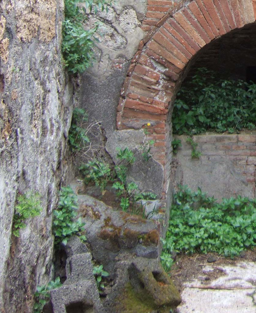 VII.15.16 Pompeii. May 2006. Oven courtyard (). 
According to Franklin, fragments of a single catillus from a large donkey mill and of a second disc like hand mill still lie in the courtyard.
See Franklin, J.L. (Jnr) 1990. Pompeii, the Casa del Marinaio and its history. SAP, monograph 3. Roma; LERMA di Bretschneider, p. 36.
According to Mau in BdI 1874, p. 155, he only observed a mill.

