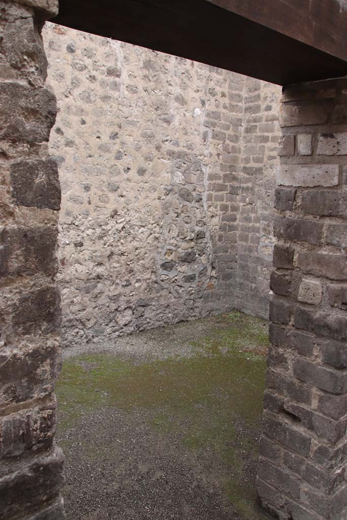 VIII.2.7/14 Pompeii. October 2020. Doorway into room on south side of corridor.
Photo courtesy of Klaus Heese.
