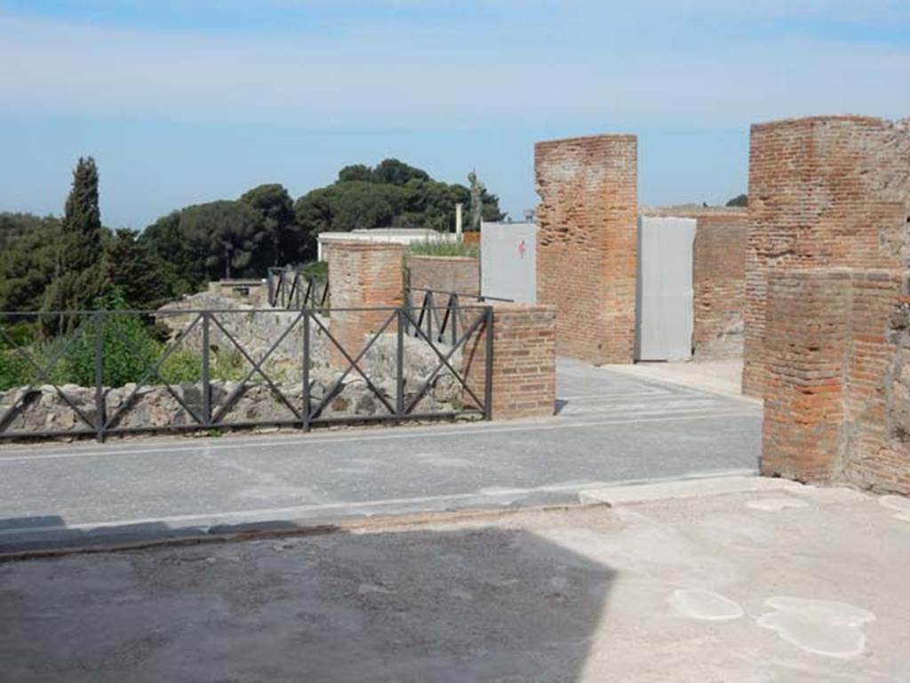 VIII.2.16 Pompeii. May 2017. Looking across the tablinum towards the east and north portico.   Photo courtesy of Buzz Ferebee.

