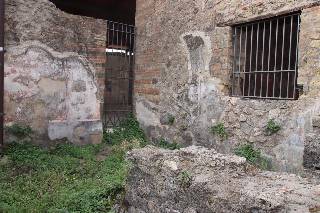 VIII.2.24 Pompeii. October 2023. South-west corner and west wall of bar-room. Photo courtesy of Klaus Heese.