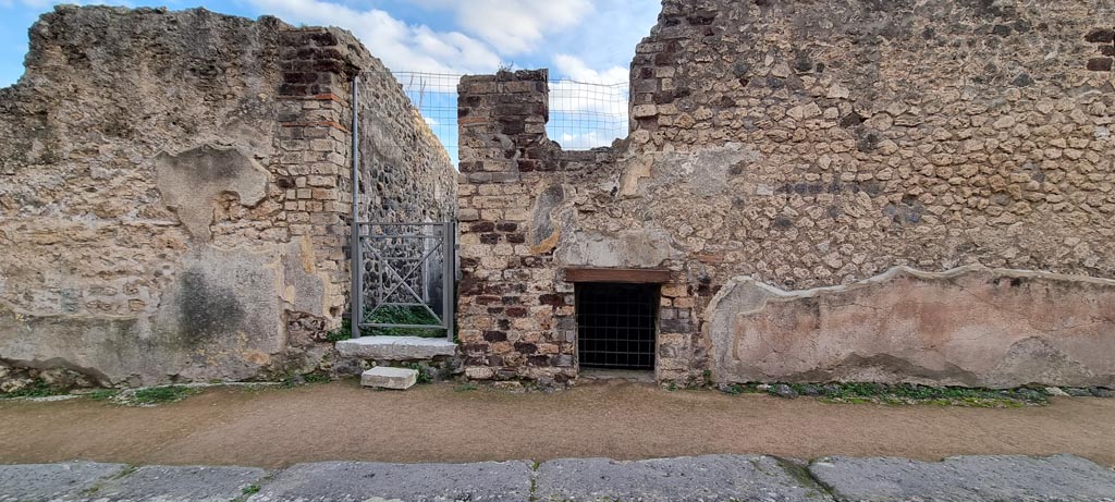 VIII.2.27 Pompeii. December 2023. Entrance doorway with window of underground room, on right. Photo courtesy of Miriam Colomer.