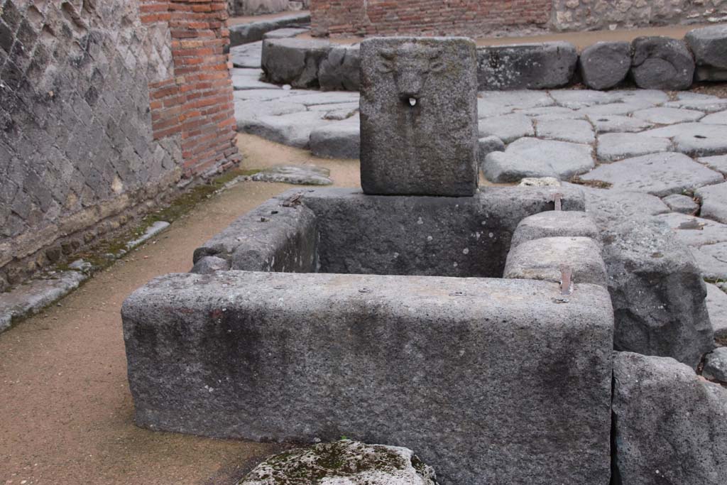 Fountain at VIII.2.29, Pompeii. October 2020. Looking west. Photo courtesy of Klaus Heese.