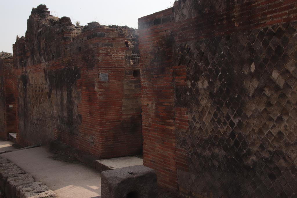 VIII.2.29, Pompeii. October 2023. Looking east towards entrance doorway. Photo courtesy of Klaus Heese.