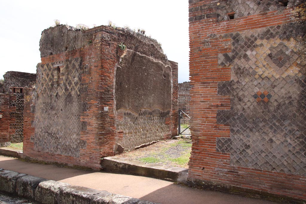 VIII.2.30, Pompeii. May 2024. Entrance doorway on Via della Regina. Photo courtesy of Klaus Heese.