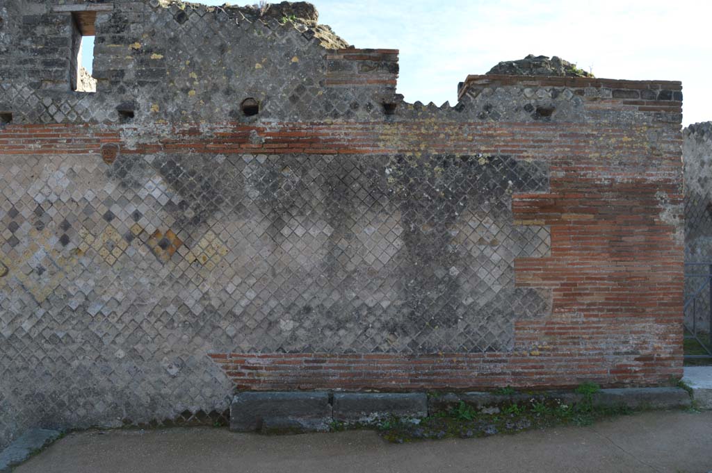 VIII.2.30 Pompeii. March 2018. Front wall on west of entrance doorway, linked with east wall from entrance doorway at VIII.2.29, on right.
Foto Taylor Lauritsen, ERC Grant 681269 DÉCOR.
