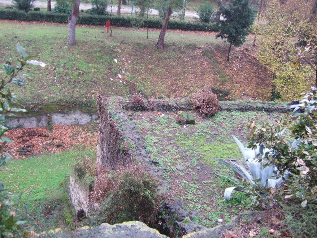 Terrace at rear of VIII.2.39 Pompeii. December 2005.