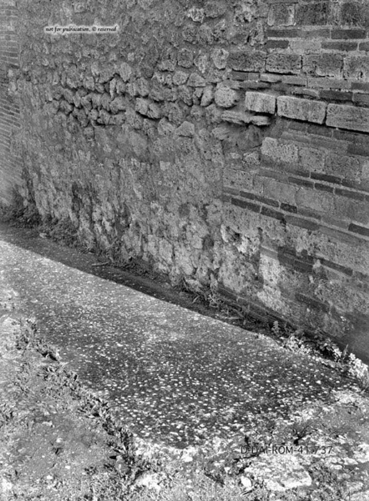 VIII.3.4 Pompeii. c.1930. Looking north along east side of vestibule/entrance corridor.
The flooring of cocciopesto contained white tesserae that dotted the “carpet” of cocciopesto.
Towards the atrium, it ended with a threshold decorated with meanders.
DAIR 41.737. Photo © Deutsches Archäologisches Institut, Abteilung Rom, Arkiv.
See Pernice, E.  1938. Pavimente und Figürliche Mosaiken: Die Hellenistische Kunst in Pompeji, Band VI. Berlin: de Gruyter, (tav. 41.3, above.)

