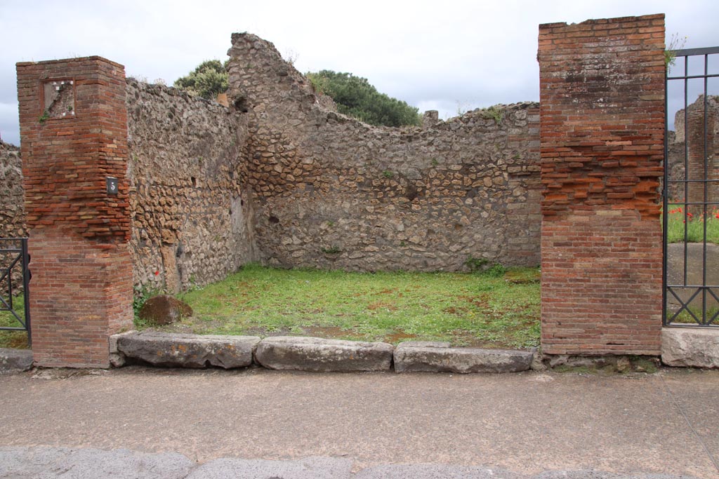 VIII.3.5, Pompeii. December 2018. Looking south to entrance doorway on Via dell’Abbondanza. Photo courtesy of Aude Durand.