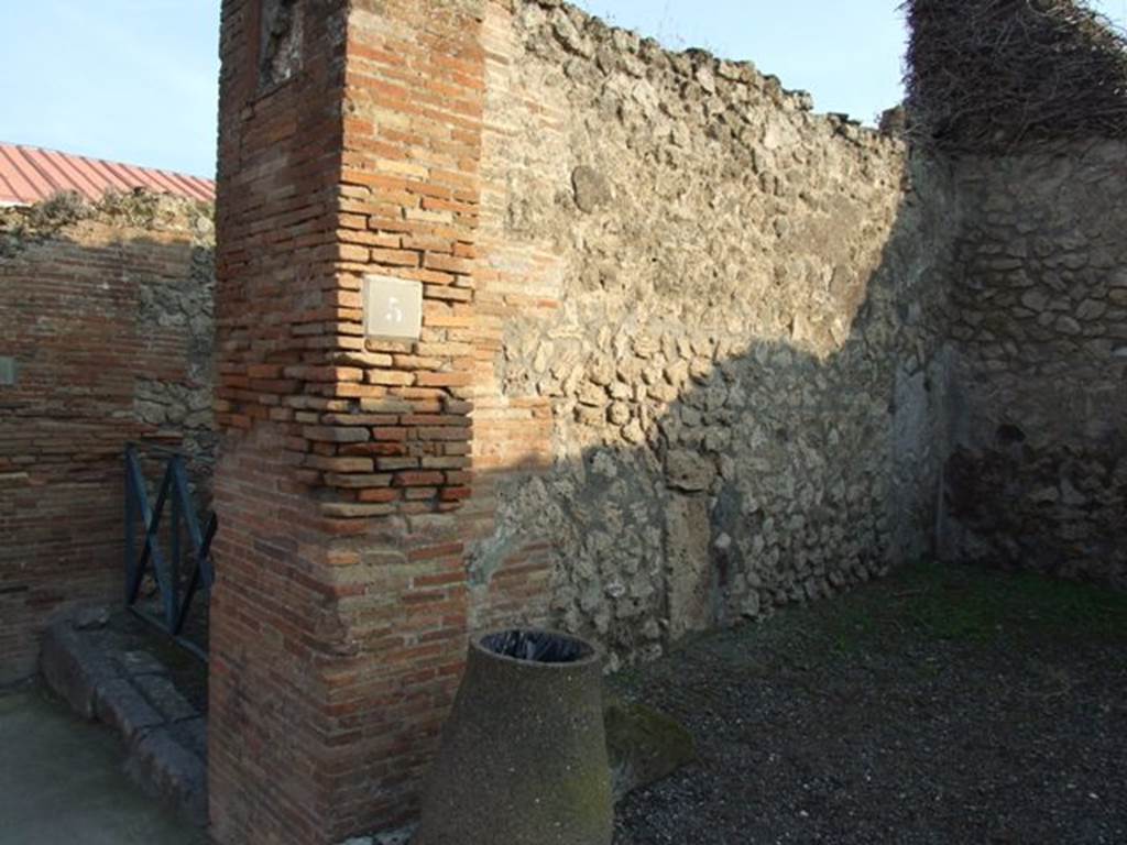 VIII.3.5 Pompeii.  Shop.  December 2007.  East wall.