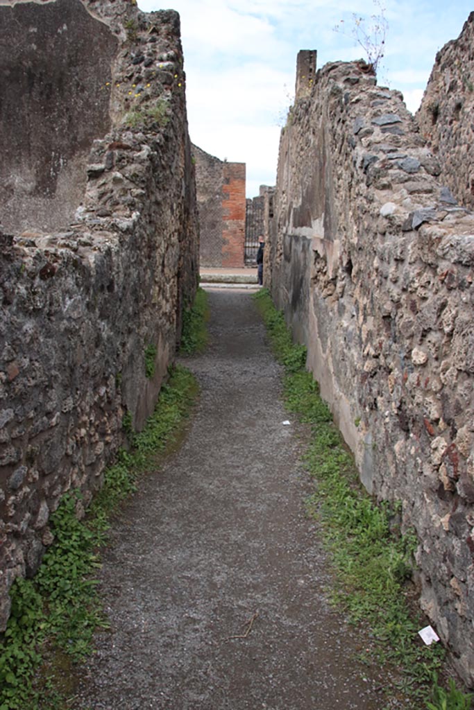 VIII.3.24 Pompeii. May 2024. Looking west along entrance corridor. Photo courtesy of Klaus Heese.