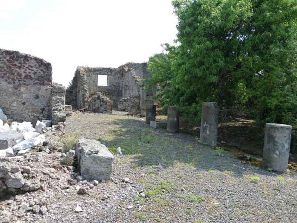 VIII.3.31 Pompeii. May 2010. Looking east across the north portico of the peristyle, towards the corridor to the rear service rooms. Taken across the wall of VIII.3.29.

