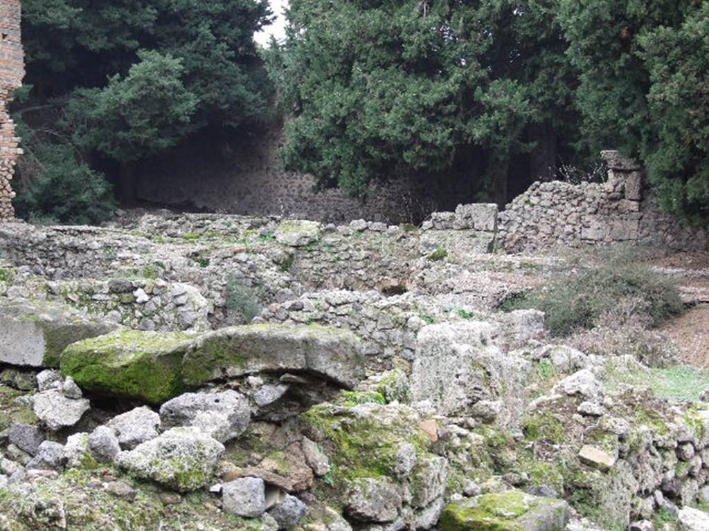 VIII.5.36 Pompeii.  December 2006.  Looking north west from entrance.  