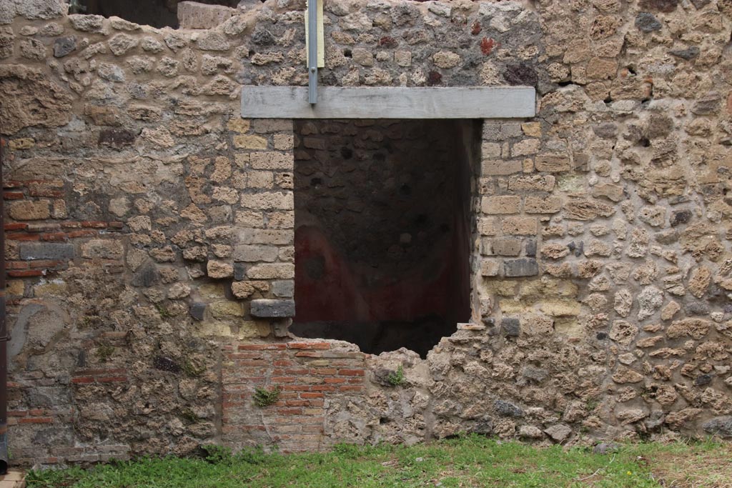 VIII.5.39 Pompeii. May 2024. Looking north across atrium from entrance doorway. Photo courtesy of Klaus Heese. 