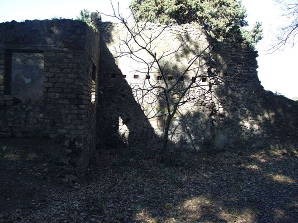 VIII.6.6 Pompeii.  March 2009.  End wall with window of room at east of entrance. Looking north.