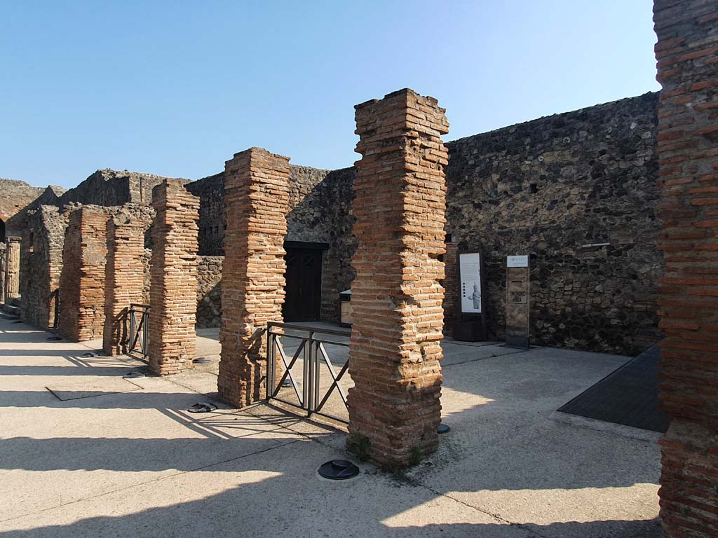 VIII.7.16 Pompeii. July 2021. Looking north along the east side.
Foto Annette Haug, ERC Grant 681269 DÉCOR.

