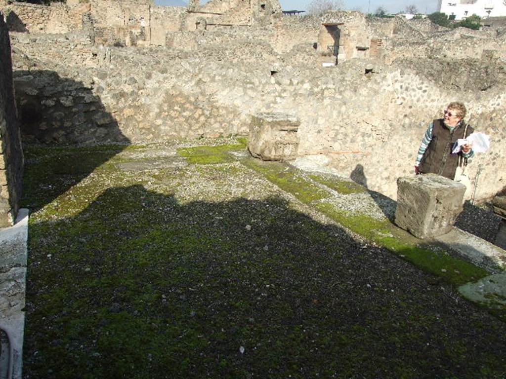 VIII.7.25  Pompeii. December 2006.   Pronaos or platform at top of steps with remains of capitals of six Doric columns.
