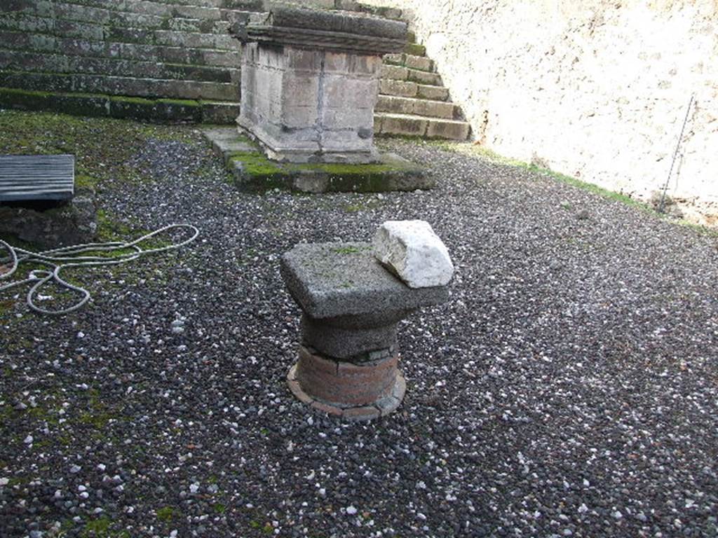 VIII.7.25 Pompeii. December 2006.   Courtyard.