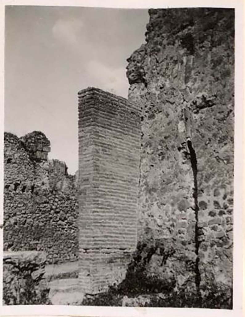 IX.1.6 Pompeii. Pre-1943. Looking towards north-west corner of bar room. Photo by Tatiana Warscher.
Warscher wrote –
“A thermopolium follows (on Via Stabiana) with sales-bench, the stairs to the upper rooms, the latrine below, a hearth, and followed by two steps up to a spacious room, used by the clients.
The remains of a terracotta pipe on the wall was always proof that there existed rooms on the upper floor.”
See Warscher, T. Codex Topographicus Pompeianus, IX.1. (1943), Swedish Institute, Rome. (no.24), p. 41.
