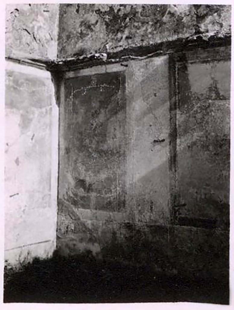 IX.2.10 Pompeii. Pre-1943. South-east corner of cubiculum. 
In the centre of the red side panel of the south wall would have been a painting of Psyche and a Cupid. 
Photo by Tatiana Warscher.
See Warscher, T. Codex Topographicus Pompeianus, IX.2. (1943), Swedish Institute, Rome. (no.34.), p. 74.
