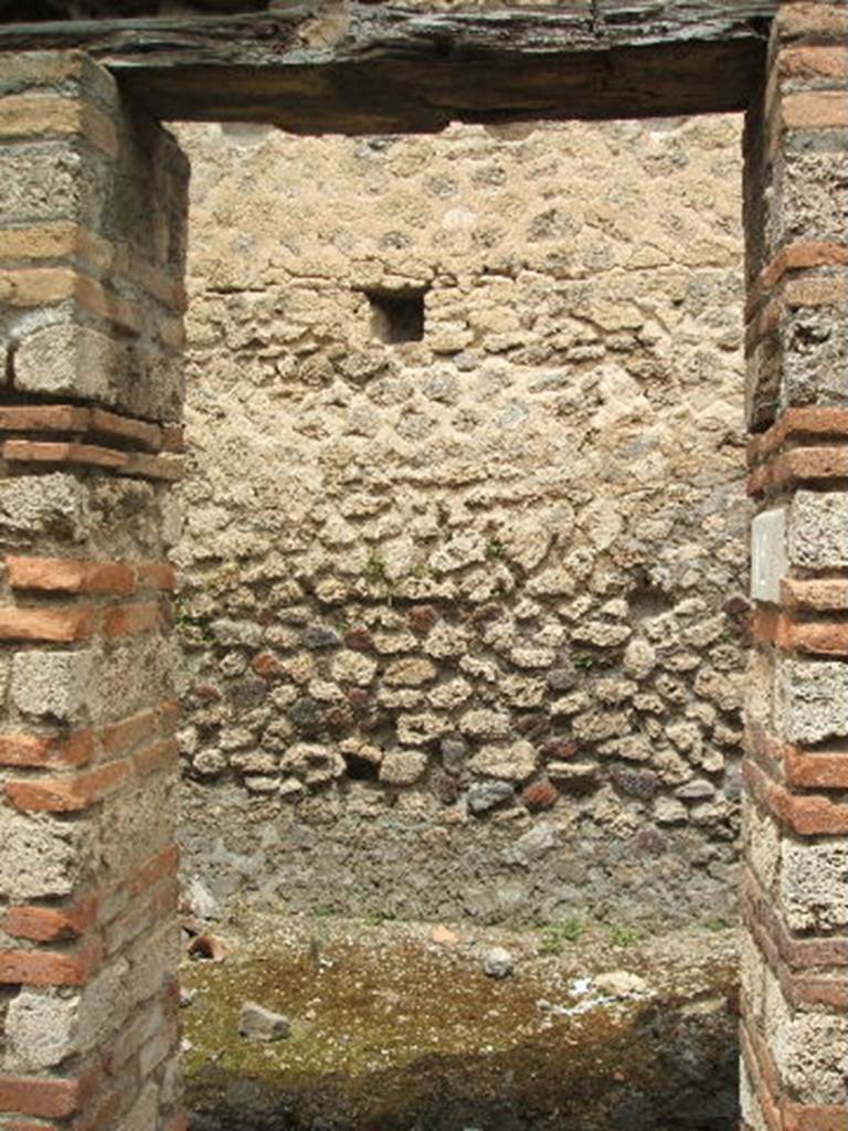 IX.4.12 Pompeii. May 2005. Entrance to room with three doorways. Looking north into middle doorway of room “w”.  