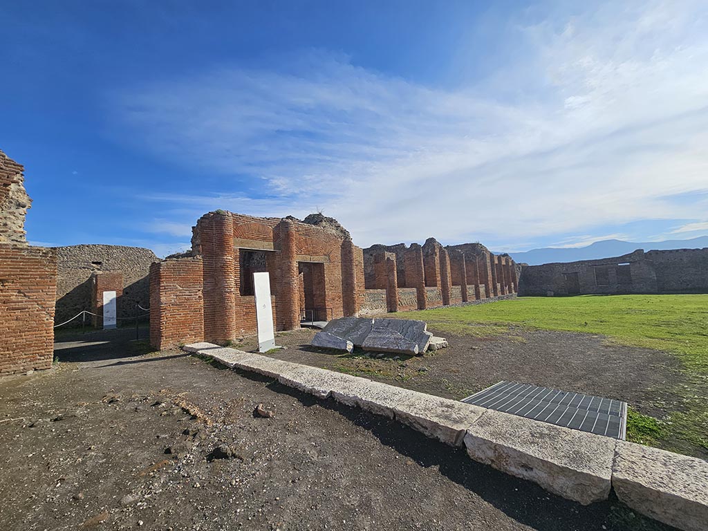 IX.4.18 Pompeii. November 2024. Looking east from entrance doorway along north side to vestibule i. Photo courtesy of Annette Haug.