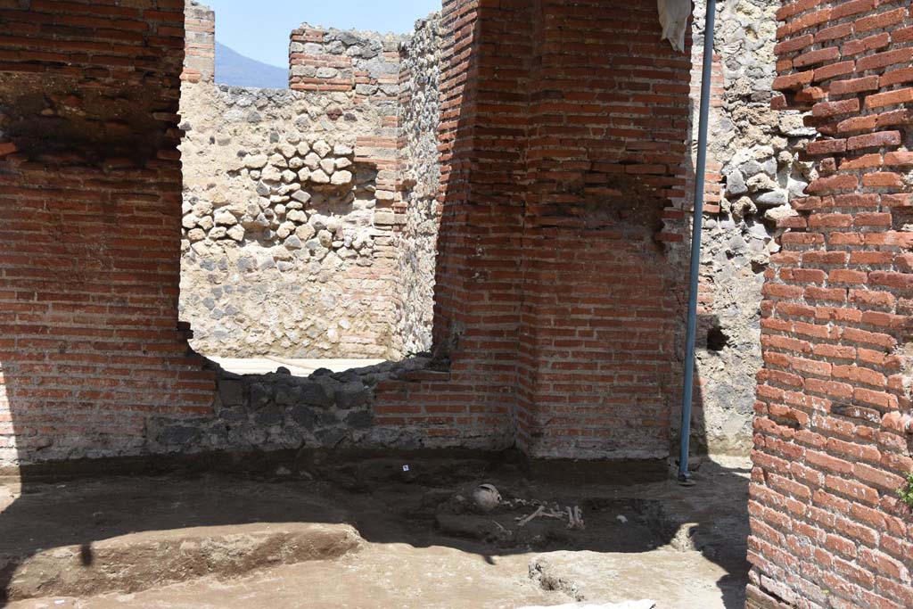 IX.4.18 Pompeii. October 2020. Cast of skeleton found outside room “n”. Photo courtesy of Klaus Heese.