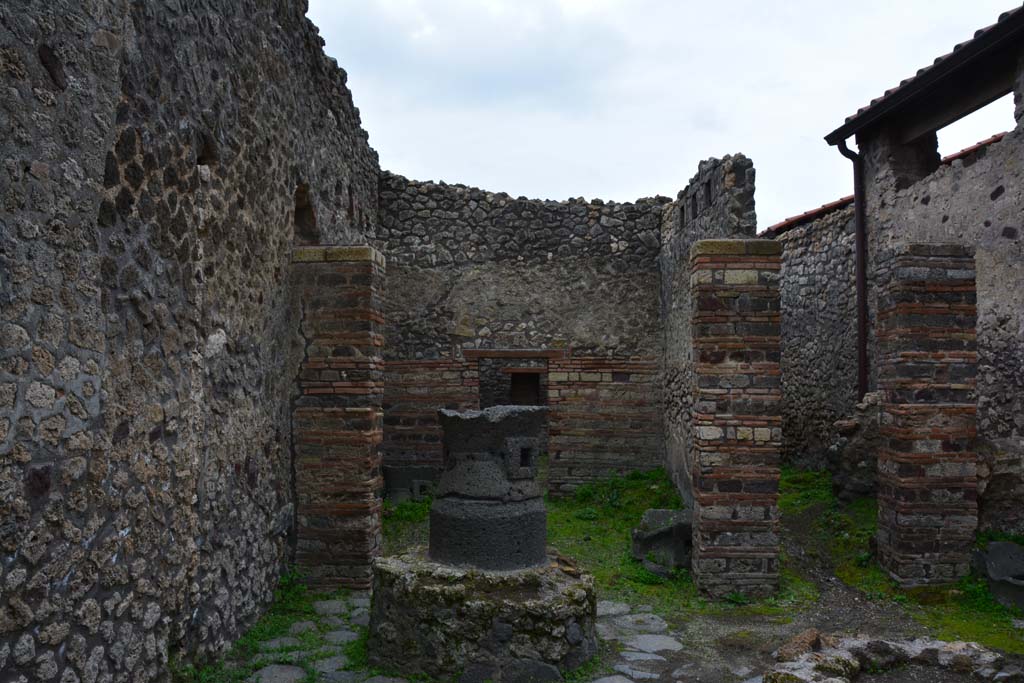 V.2 Pompeii, on left.  May 2005.          Via di Nola, looking east.               IX.5.4, on right.
