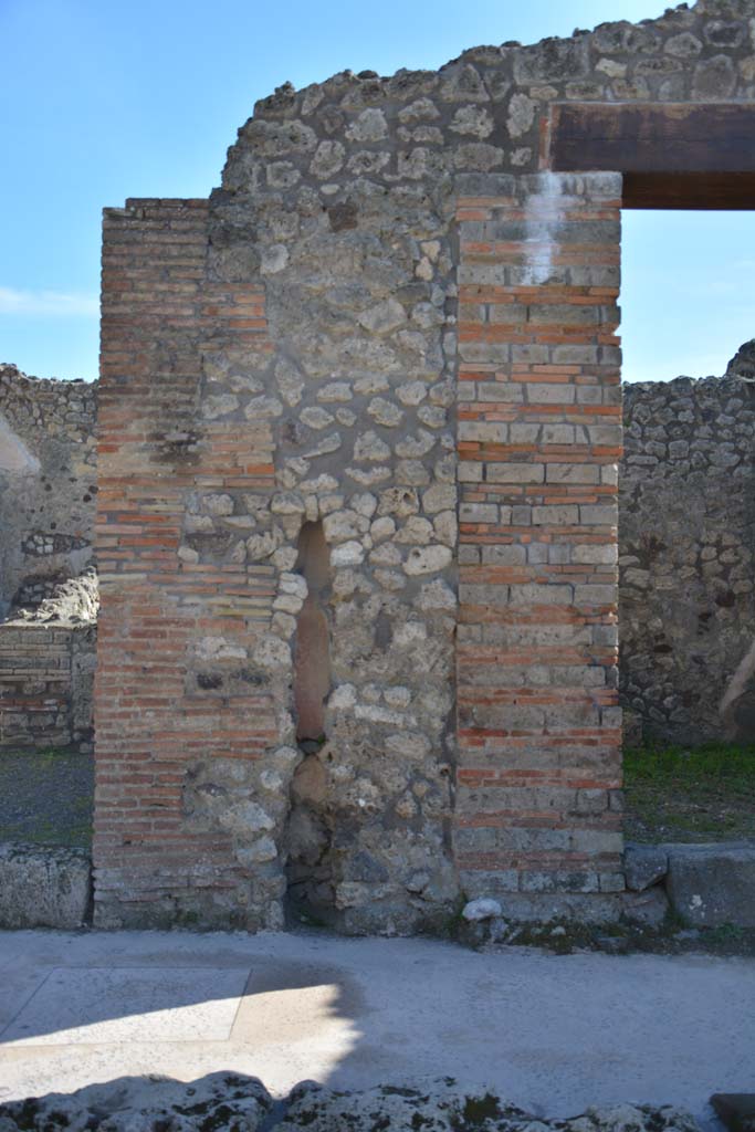 IX.5.7 Pompeii. May 2005. Entrance, looking south on Via di Nola.