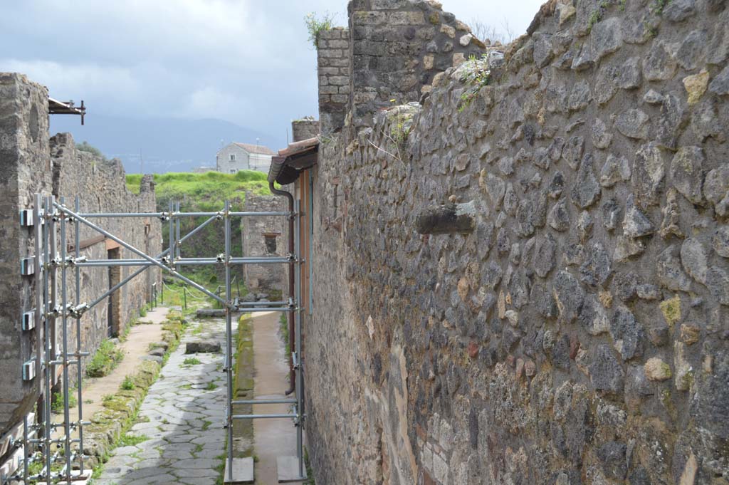 IX.5.13 Pompeii. June 2019. Phallus above doorway. Photo courtesy of Buzz Ferebee.