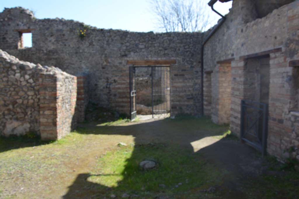 IX.5.16 Pompeii. June 2019. Threshold to doorway of room f’. Photo courtesy of Buzz Ferebee.
 

 
