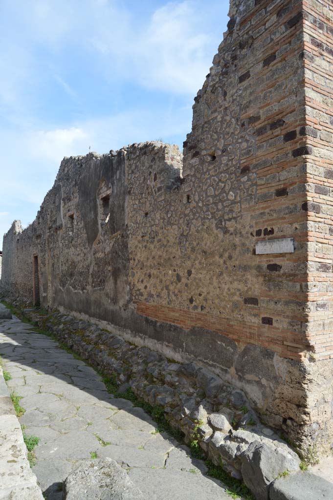 IX.6.6 Pompeii. March 2019. Looking east towards doorway from junction with Vicolo di Tesmo. 
Foto Taylor Lauritsen, ERC Grant 681269 DCOR.
