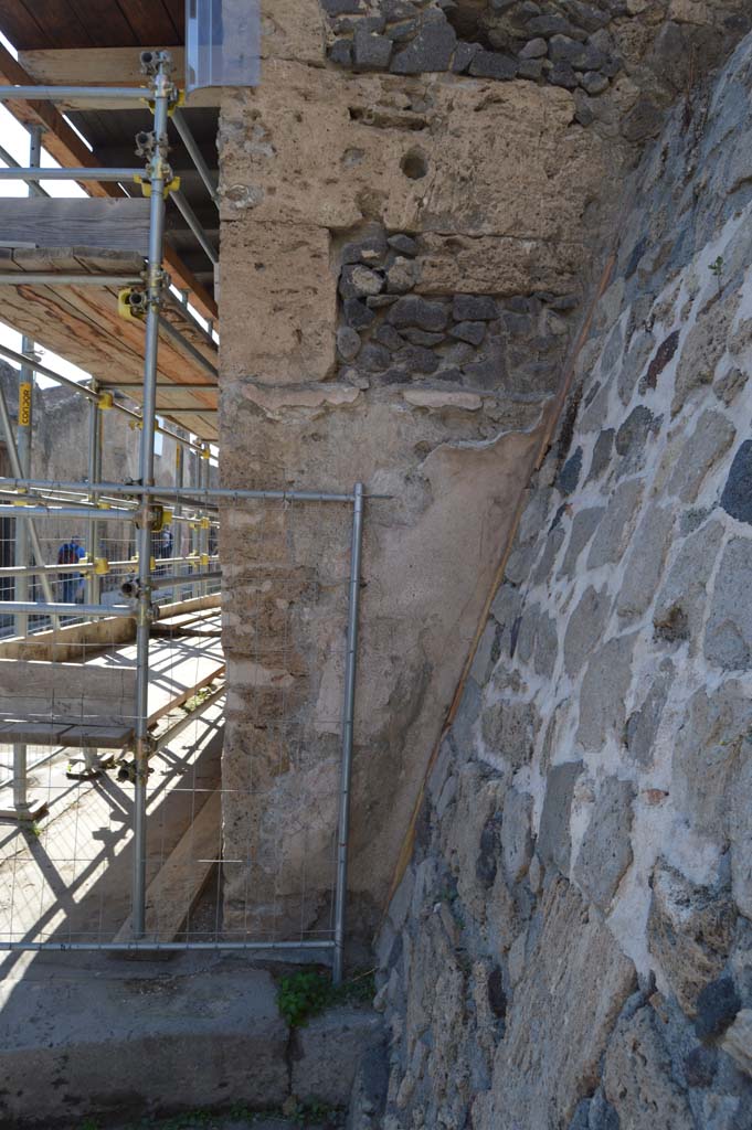 IX.7.1 Pompeii. October 2017. Looking west at side east corner with detail of blockwork.
The unexcavated vicolo is on the right.
Foto Taylor Lauritsen, ERC Grant 681269 DÉCOR.

