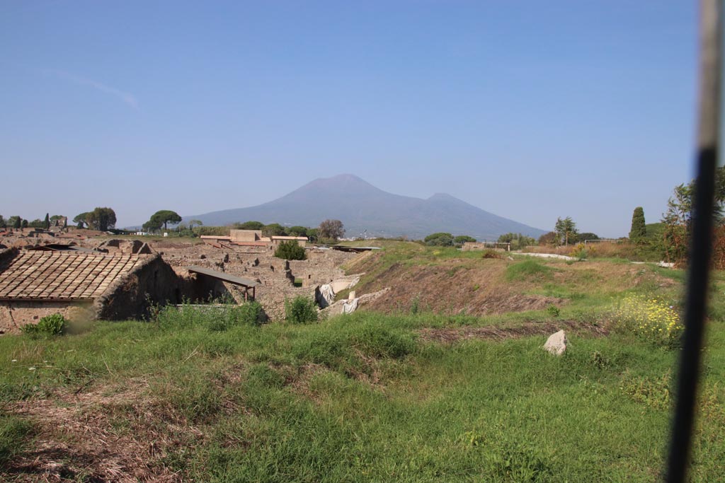 IX.7.12 Pompeii. October 2023. Looking north to Vesuvius from Casina dell’Aquila. Photo courtesy of Klaus Heese.