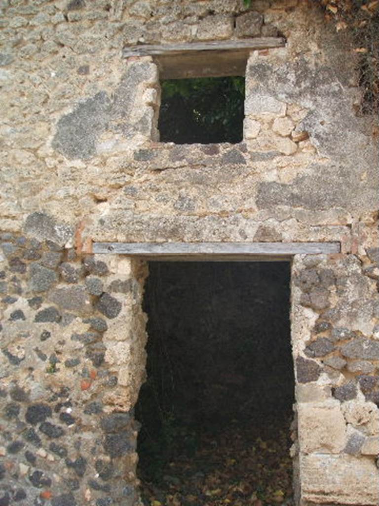 IX.7.15 Pompeii. May 2005. Entrance doorway.