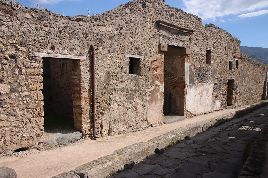 IX.7.17, on right. October 2024. 
Entrance doorways on east side of Vicolo di Tesmo, with IX.7.16 in centre, and IX.7.15, on right. Photo courtesy of Klaus Heese.

