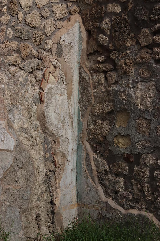 IX.7.19 Pompeii. October 2024. 
Triclinium g, detail of remaining stucco in north-east corner. Photo courtesy of Klaus Heese.
