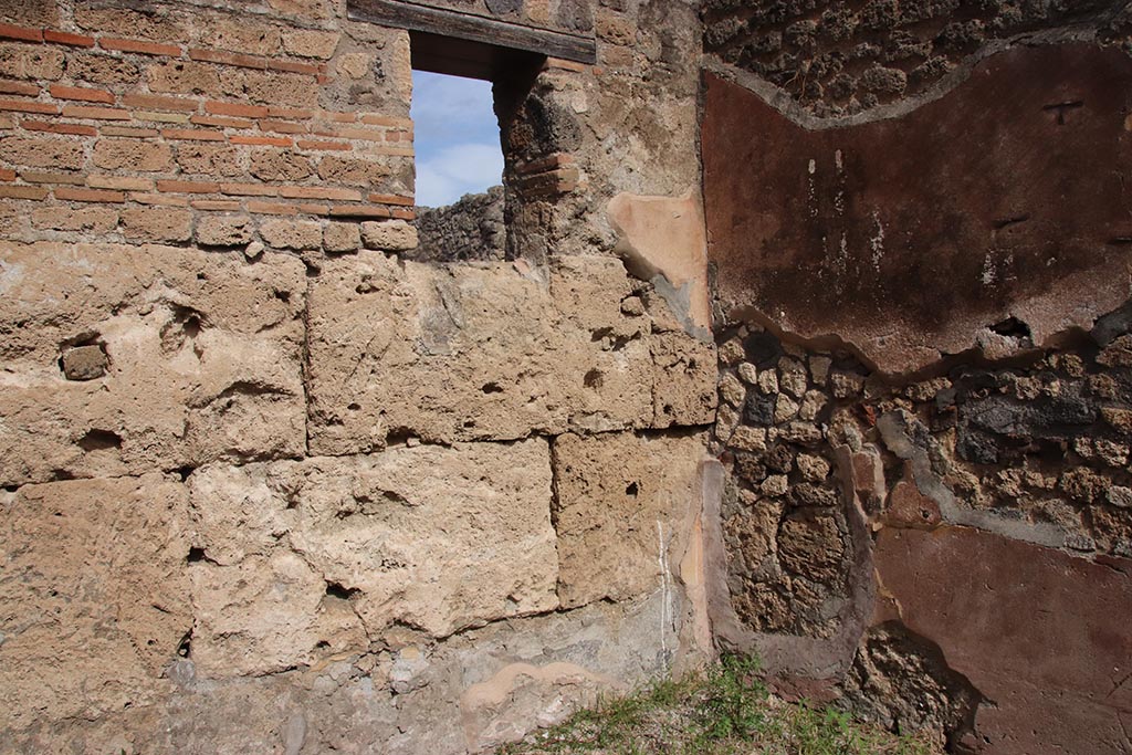 IX.7.22 Pompeii. October 2024. 
Looking towards north-east corner of the room on east side of caupona/bar-room. Photo courtesy of Klaus Heese.
