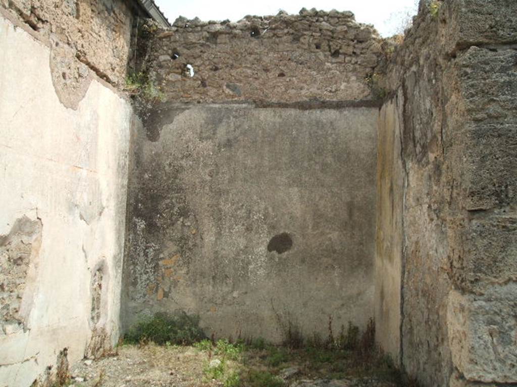 IX.8.c Pompeii. May 2005.  Triclinium on east side of Peristyle. Looking east.