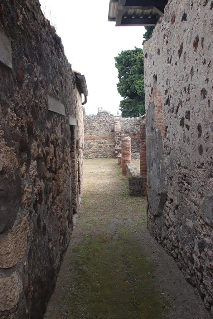 IX.9.c Pompeii. October 2023. 
Looking east along entrance fauces/corridor towards garden area. Photo courtesy of Klaus Heese. 
