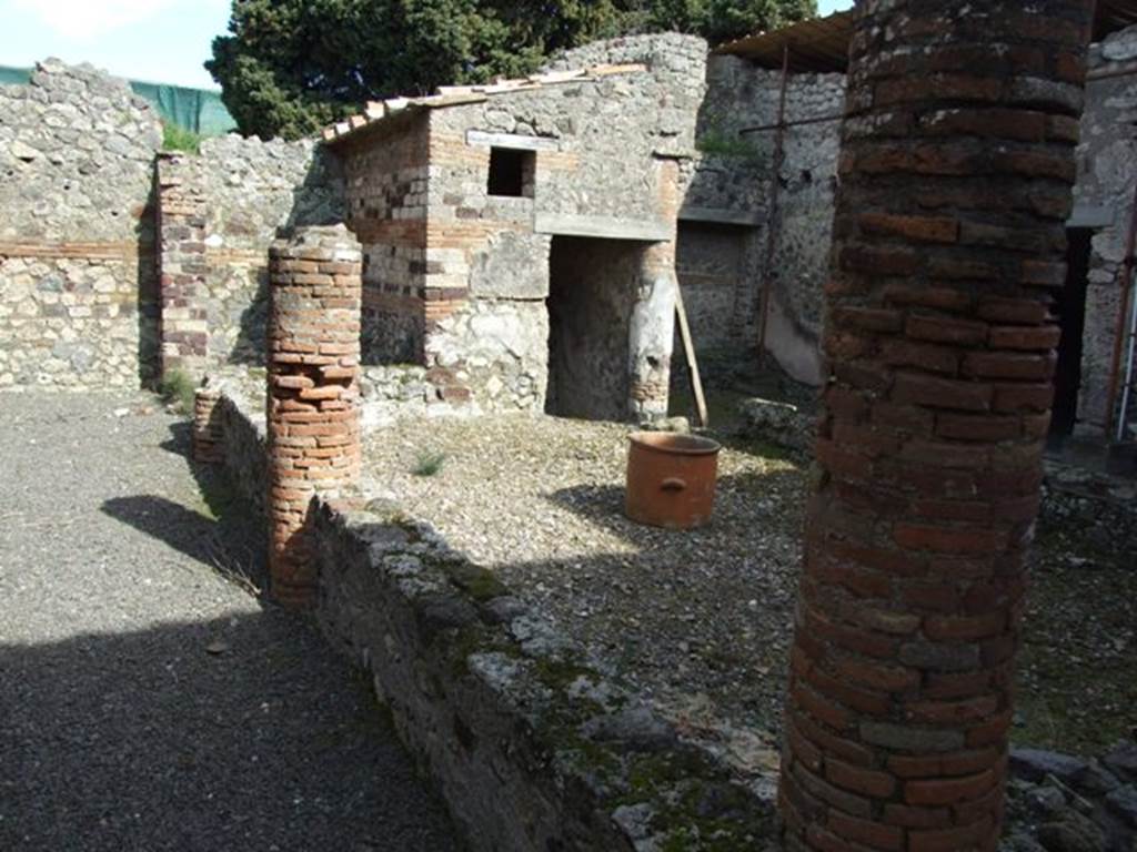 IX.9.c Pompeii.  March 2009.  Looking across the peristyle.