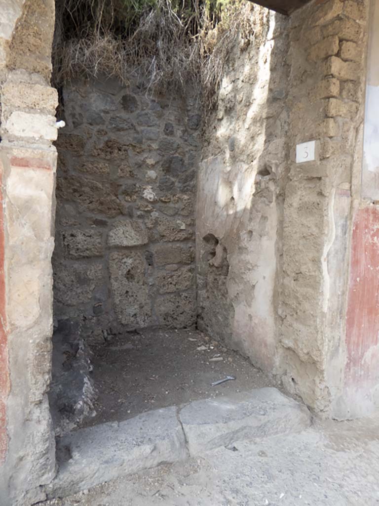 IX.11.3 Pompeii. September 2017. Looking east from entrance doorway, towards IX.11.4.
Foto Annette Haug, ERC Grant 681269 DÉCOR.
