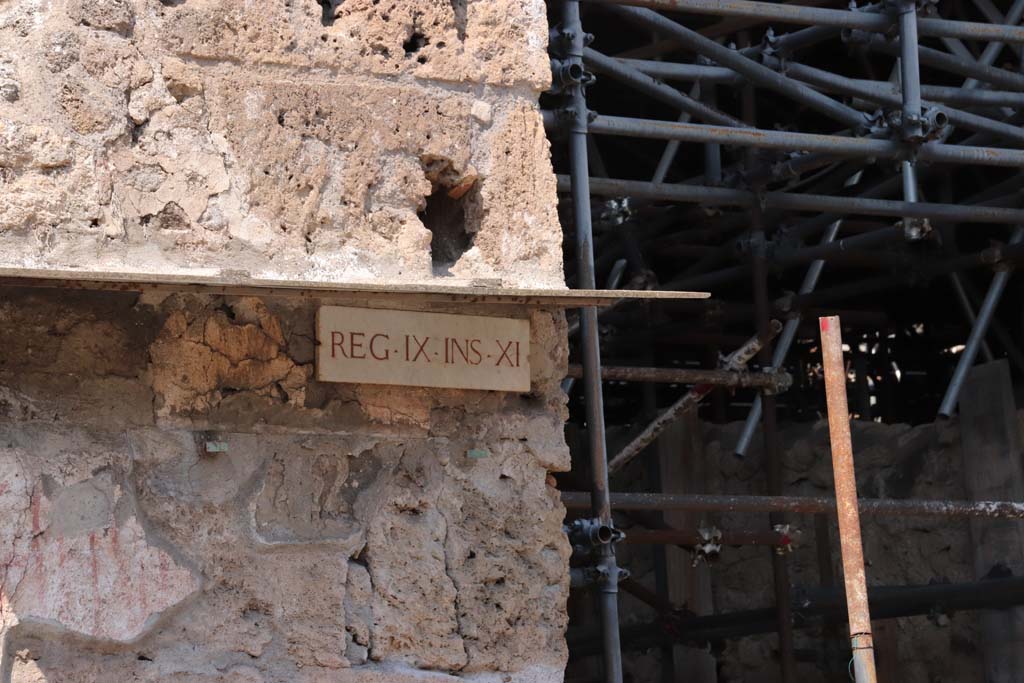 IX.11.8 Pompeii. September 2021. 
Looking north to east pilaster of front façade at junction with an unnamed vicolo, on right. Photo courtesy of Klaus Heese.

