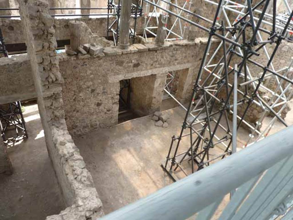 IX.12.5 Pompeii, rear room, on left, IX.12.4, atrium “c”, in centre, and doorway into room “b” into IX.12.3. 
May 2010. Looking south-west from above.
