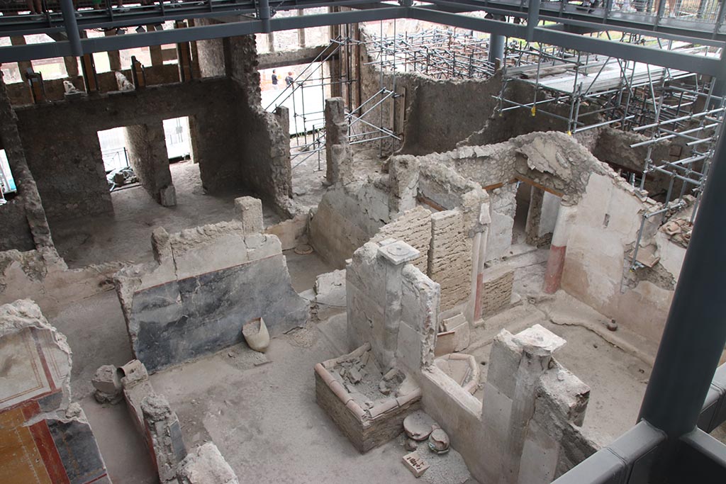 IX.12.4 Pompeii. October 2024. Looking south-west from above room “q”. Photo courtesy of Klaus Heese.