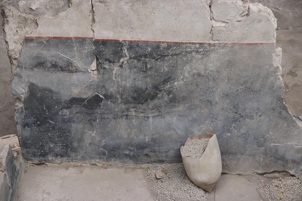 IX.12.4 Pompeii. October 2024. Room “q”, detail from south wall. Photo courtesy of Klaus Heese.