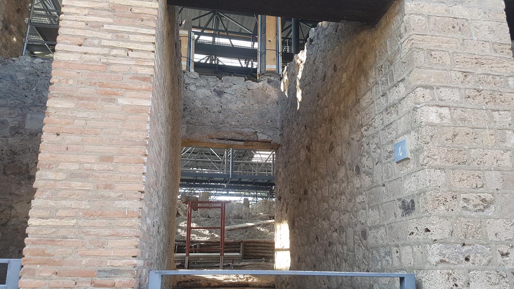 IX.12.4 Pompeii. August 2023. Looking north through entrance doorway. Photo courtesy of Maribel Velasco.