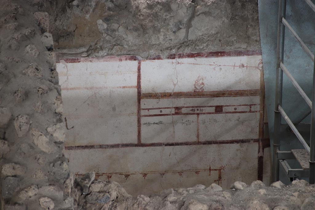 IX.12.6 Pompeii. October 2024. Room “l(L)”, detail of painted decoration on upper north wall. Photo courtesy of Klaus Heese.